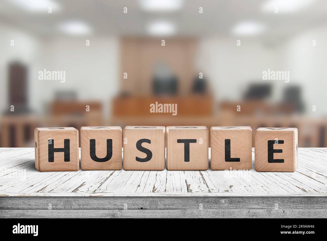 Hustle firmare con il testo su una scrivania usurato nelle aule di un tribunale con luci luminose Foto Stock