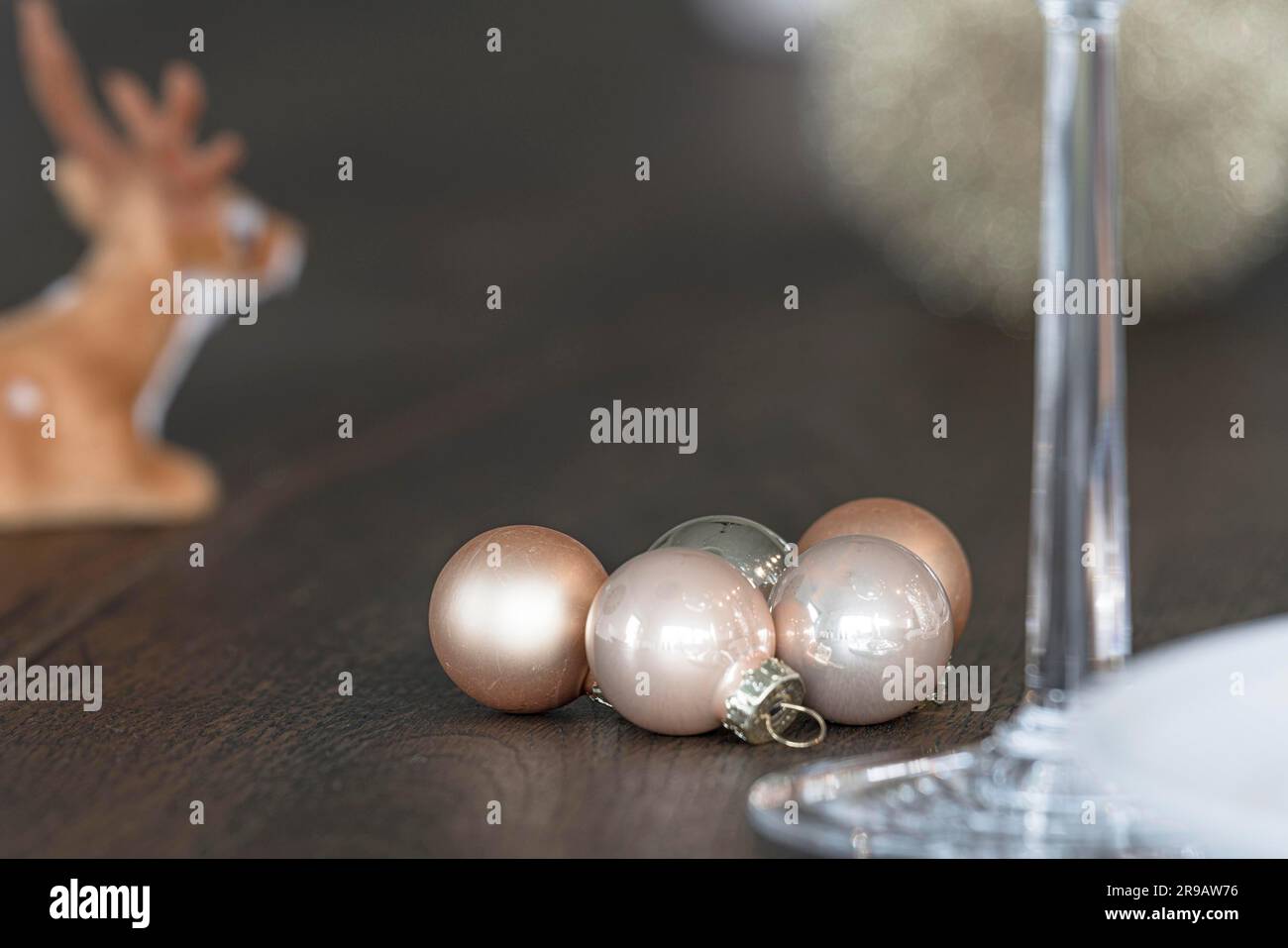 Elegante ornamento di Natale su un tavolo con baubles di Natale e un cervo Foto Stock