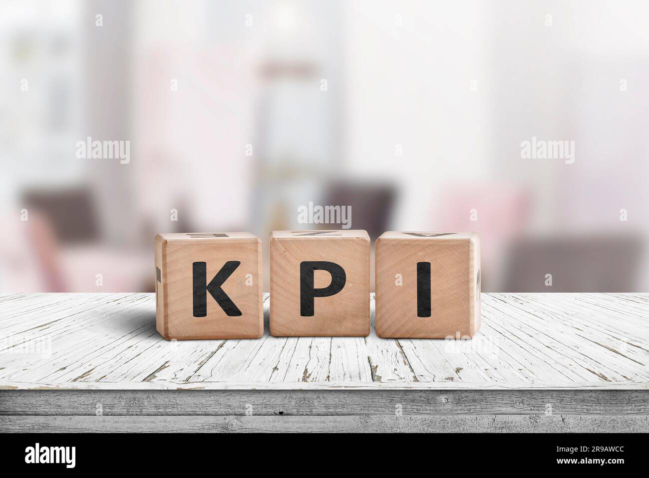 Parola KPI su un segno di legno in un ambiente luminoso con mobili sullo sfondo Foto Stock