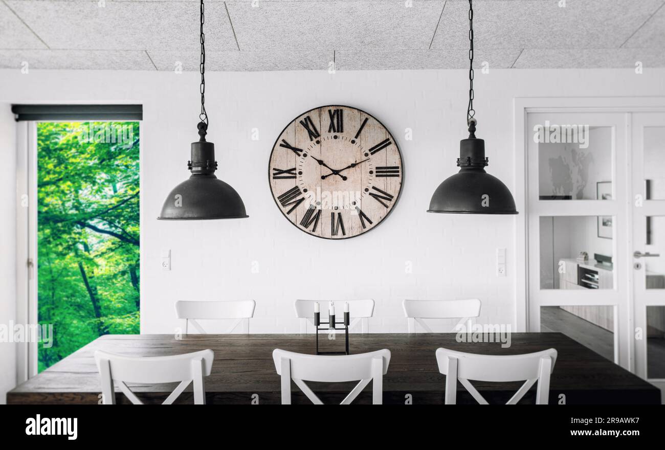 Orologio retrò su un tavolo su una parete in un soggiorno con alberi verdi all'aperto in primavera Foto Stock