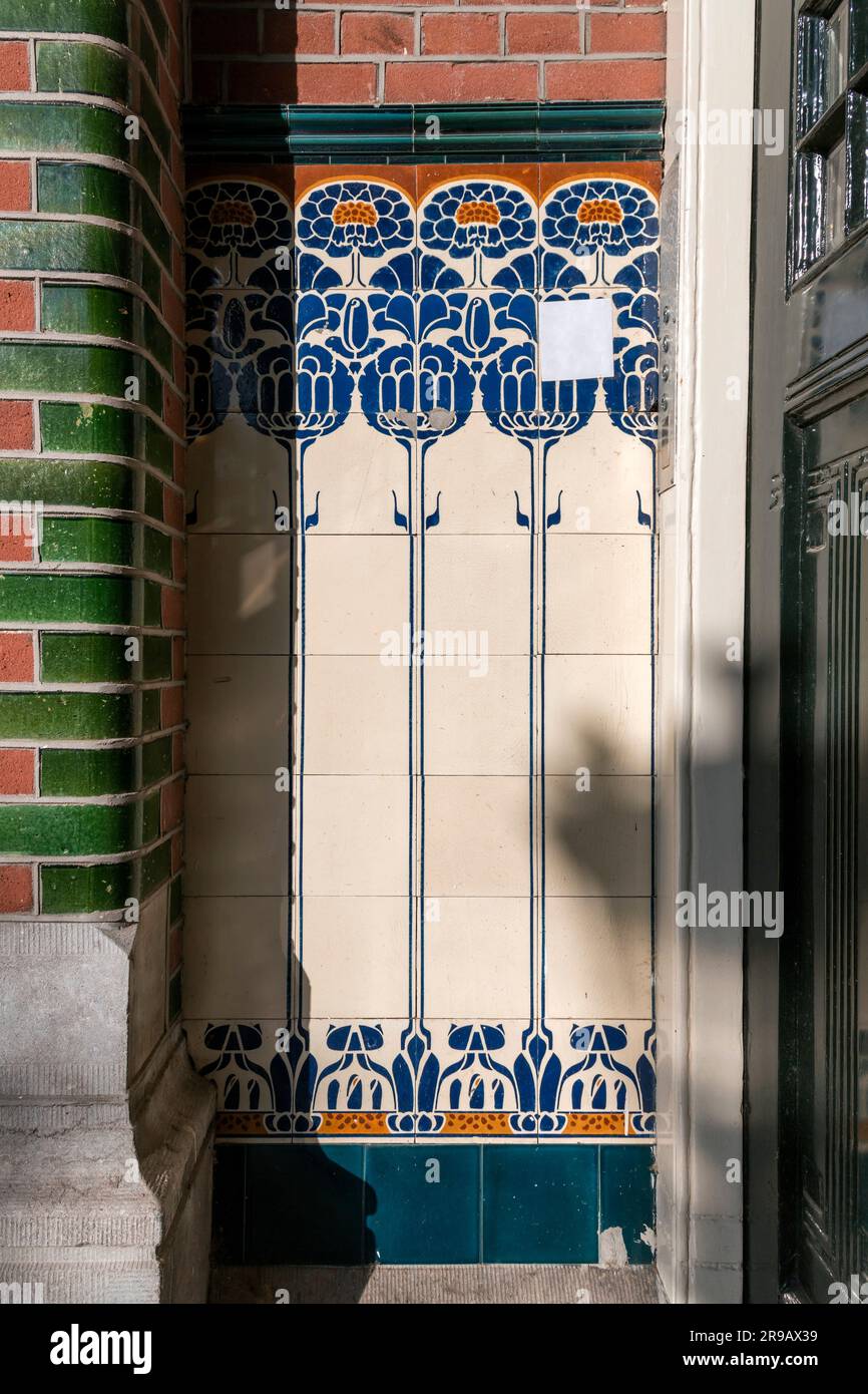 Frammento di tradizionali piastrelle olandesi in ceramica, delftware da un edificio decorato Foto Stock