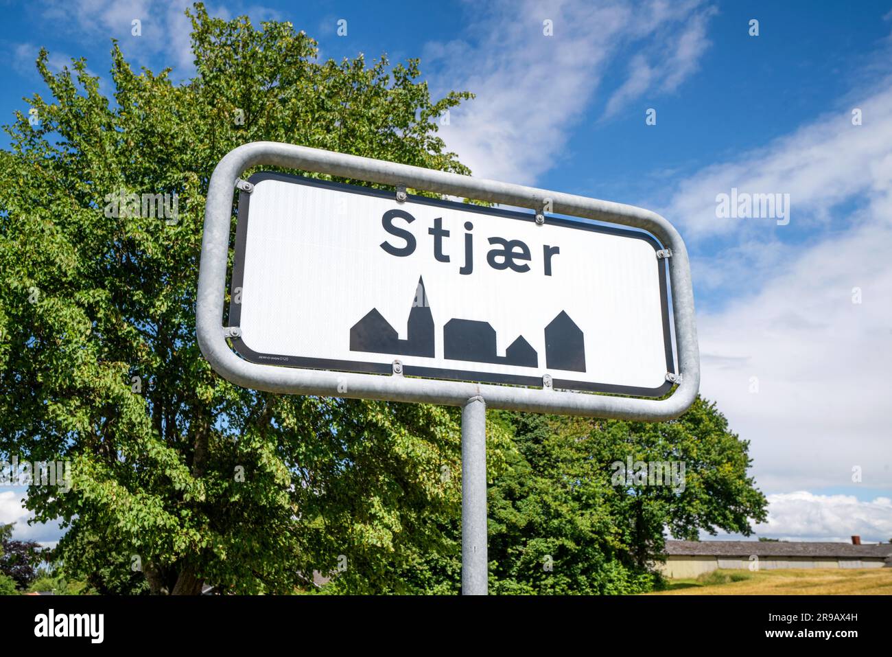 Segno della città di Stjaer in una zona rurale di campagna in estate sotto un cielo blu Foto Stock