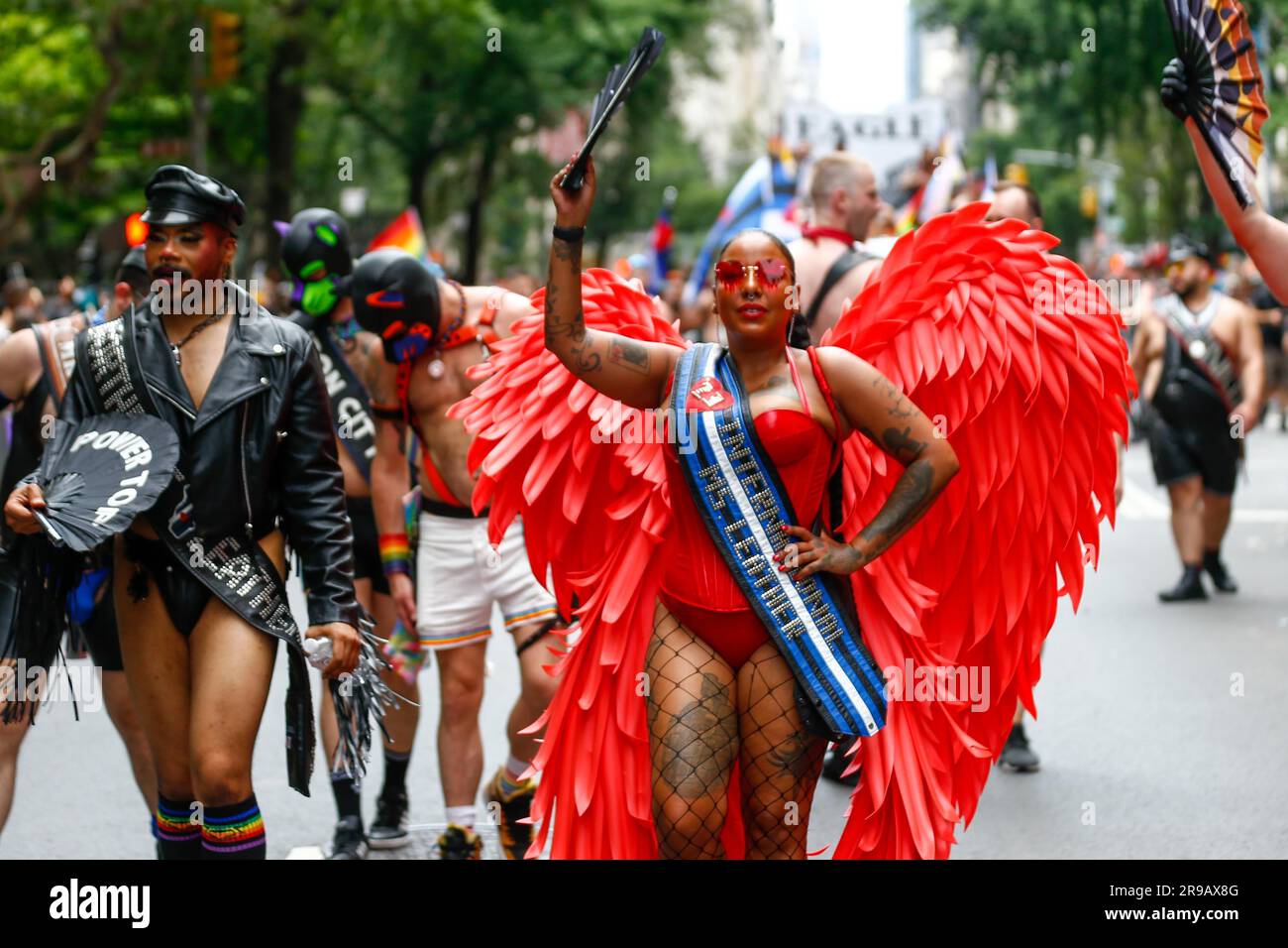 New York City, NY, USA. 25 giugno 2023. Partecipa all'annuale Pride March il 25 giugno 2023 a New York City. Heritage of Pride organizza l'evento e sostiene la parità di diritti per diverse comunità senza discriminazioni (Credit Image: © William Volcov/ZUMA Press Wire) SOLO PER USO EDITORIALE! Non per USO commerciale! Foto Stock