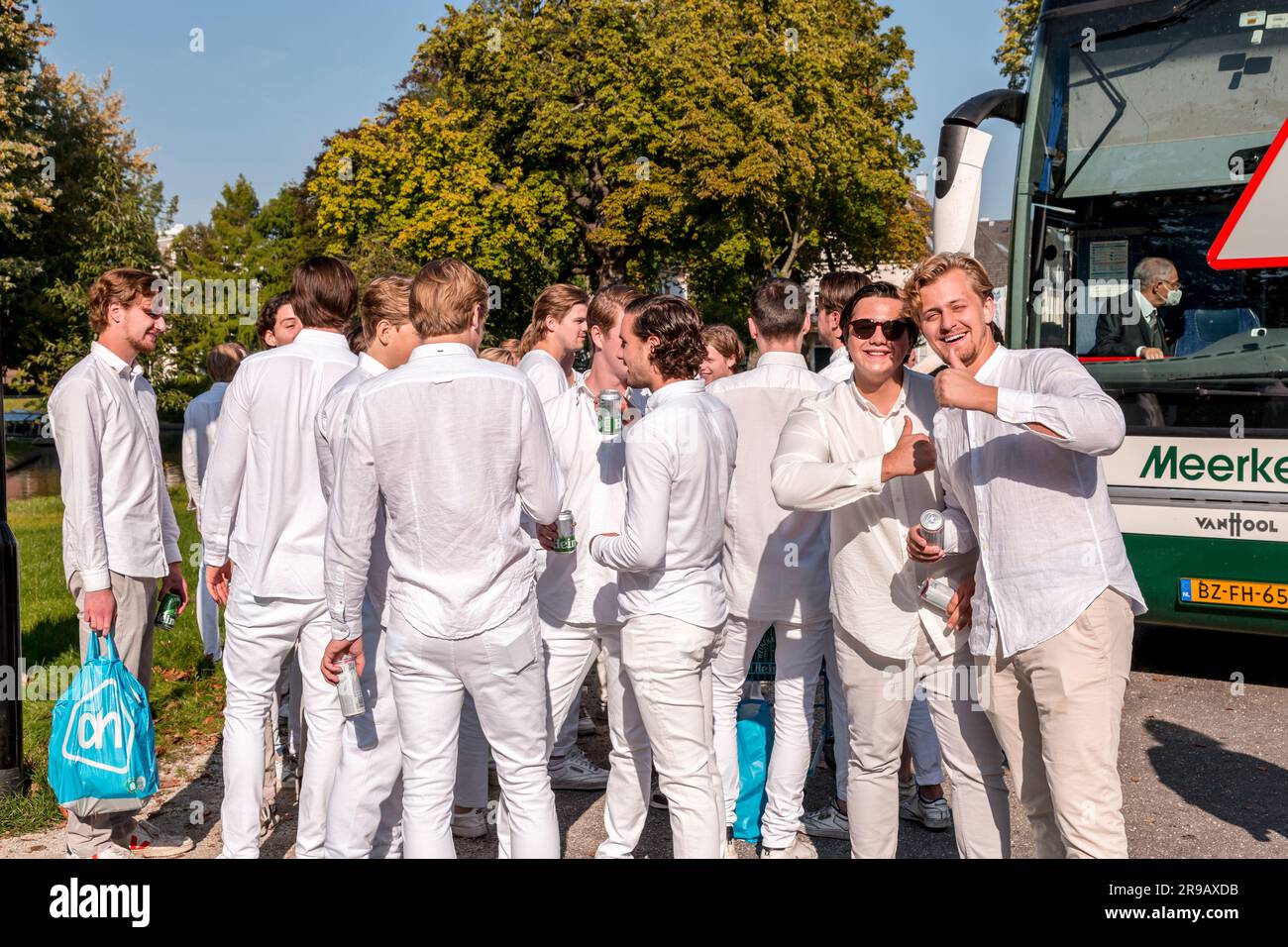 Utrecht, NL - 9 ottobre 2021: Gruppo di giovani studenti vestiti di bianco riuniti per un'occasione sociale nella città di Utrecht, Paesi Bassi. Foto Stock