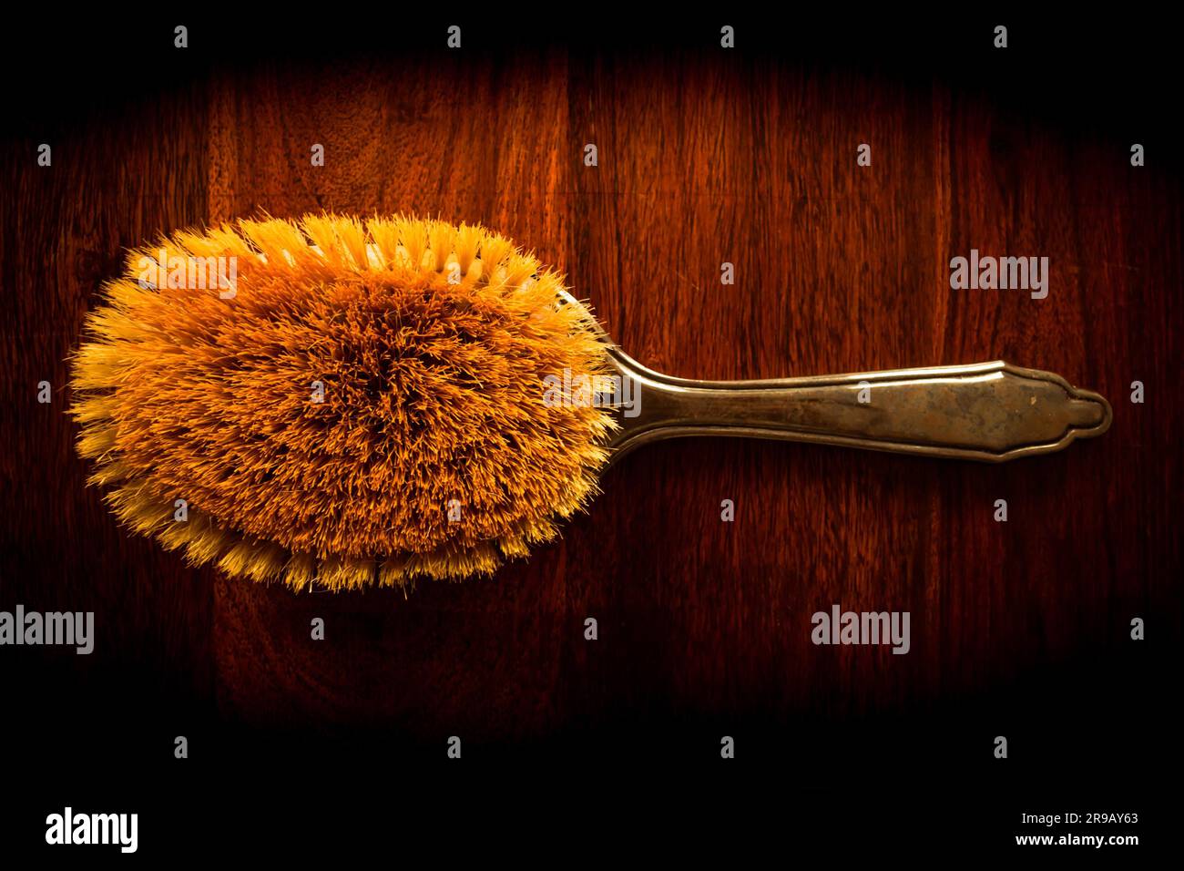 Spazzola per capelli Vintage in solido legno scuro Foto stock - Alamy