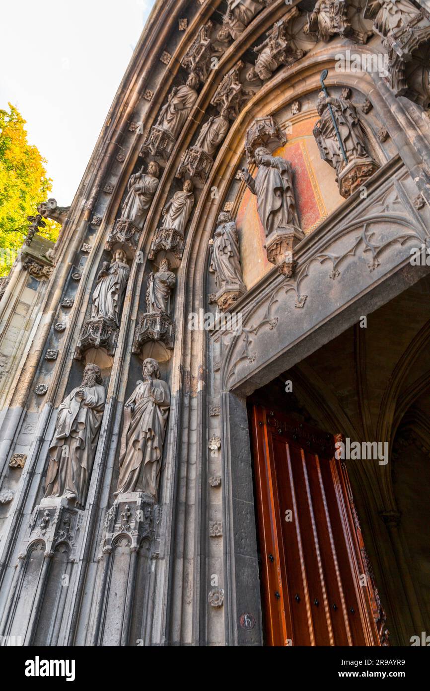 Incisioni sulla porta della Basilica di San Servazio a Maastricht, Paesi Bassi. Il complesso fu costruito intorno al VII secolo. Foto Stock