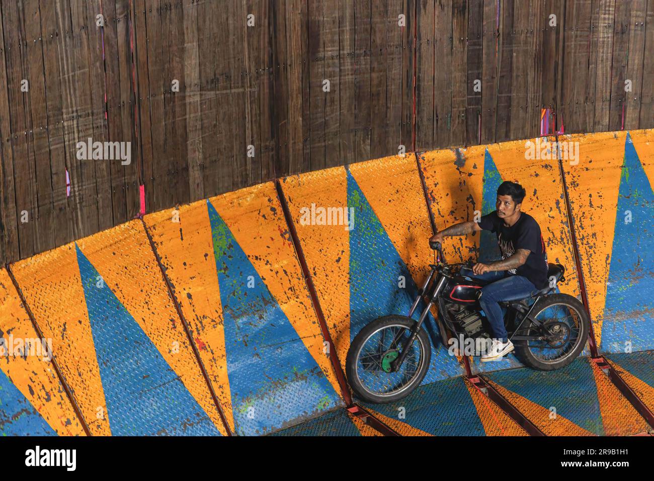 Pathum Thani, Thailandia. 25 giugno 2023. Motorbike acrobat si prepara ad esibirsi durante lo spettacolo. Worawoot the Iron Bones, il famoso acrobata tailandese si esibisce durante uno spettacolo presso il campus Pathum Thani della Thammasat University. (Foto di Varuth Pongsapipatt/SOPA Image/Sipa USA) credito: SIPA USA/Alamy Live News Foto Stock