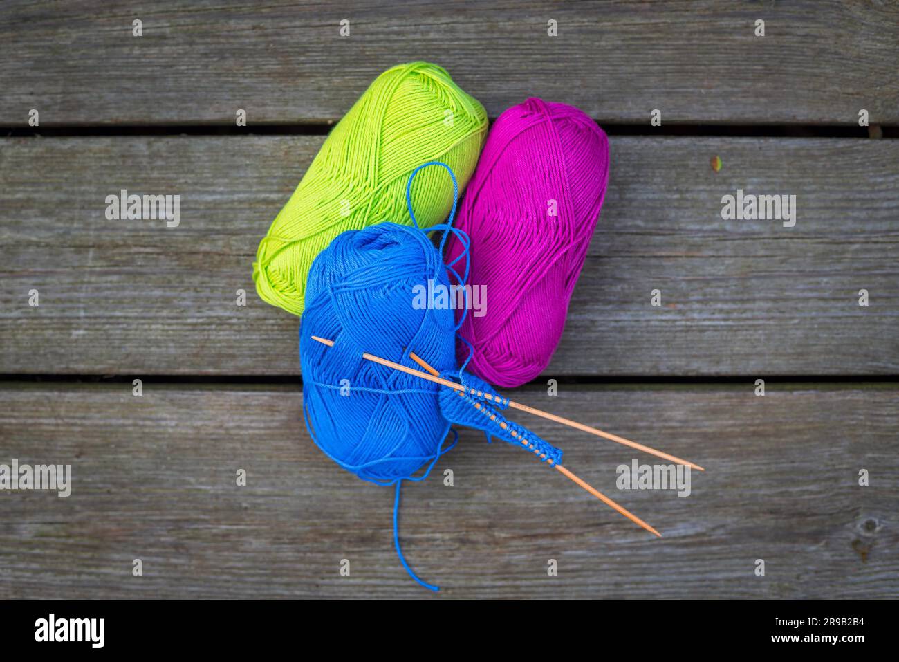 Colorata Lana per maglieria su tavole di legno Foto Stock