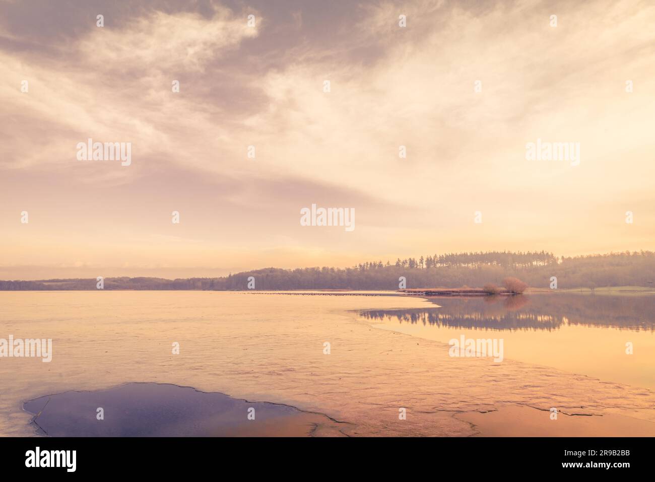 Ghiaccio su un lago ghiacciato al mattino sunrise Foto Stock