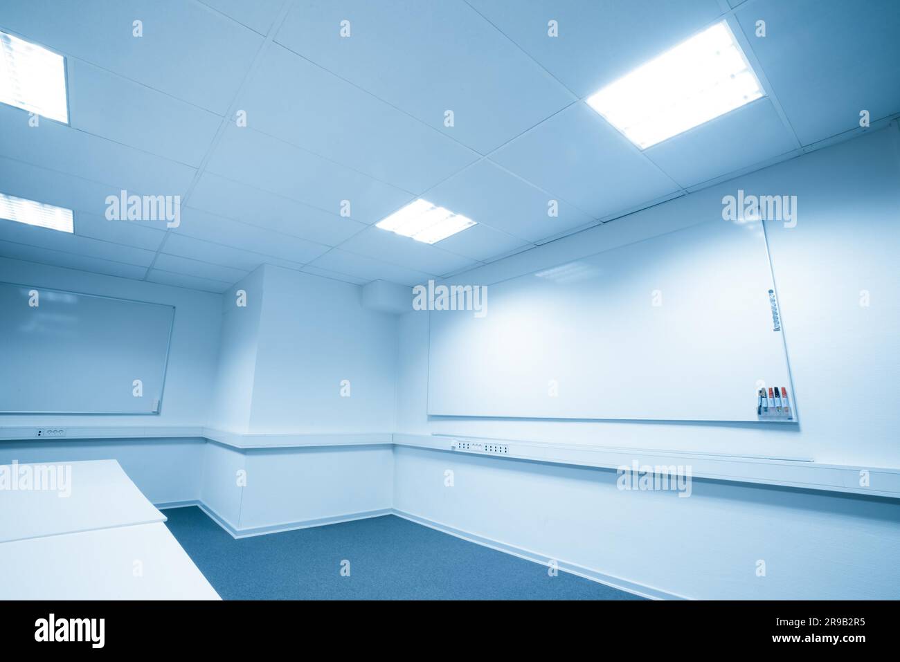 Sala riunioni con una grande lavagna in tonalità blu Foto Stock