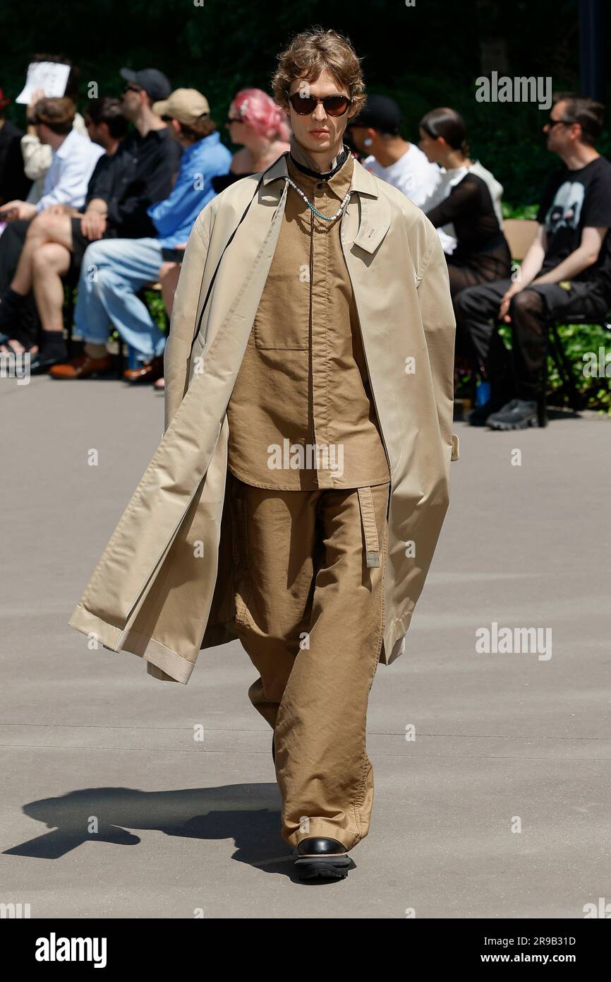 Parigi, Frankreich. 25 giugno 2023. SACAI Primavera Estate 2024 Runway durante la settimana della moda di Parigi il 2023 giugno - Parigi; Francia 25/06/2023 credito: dpa/Alamy Live News Foto Stock