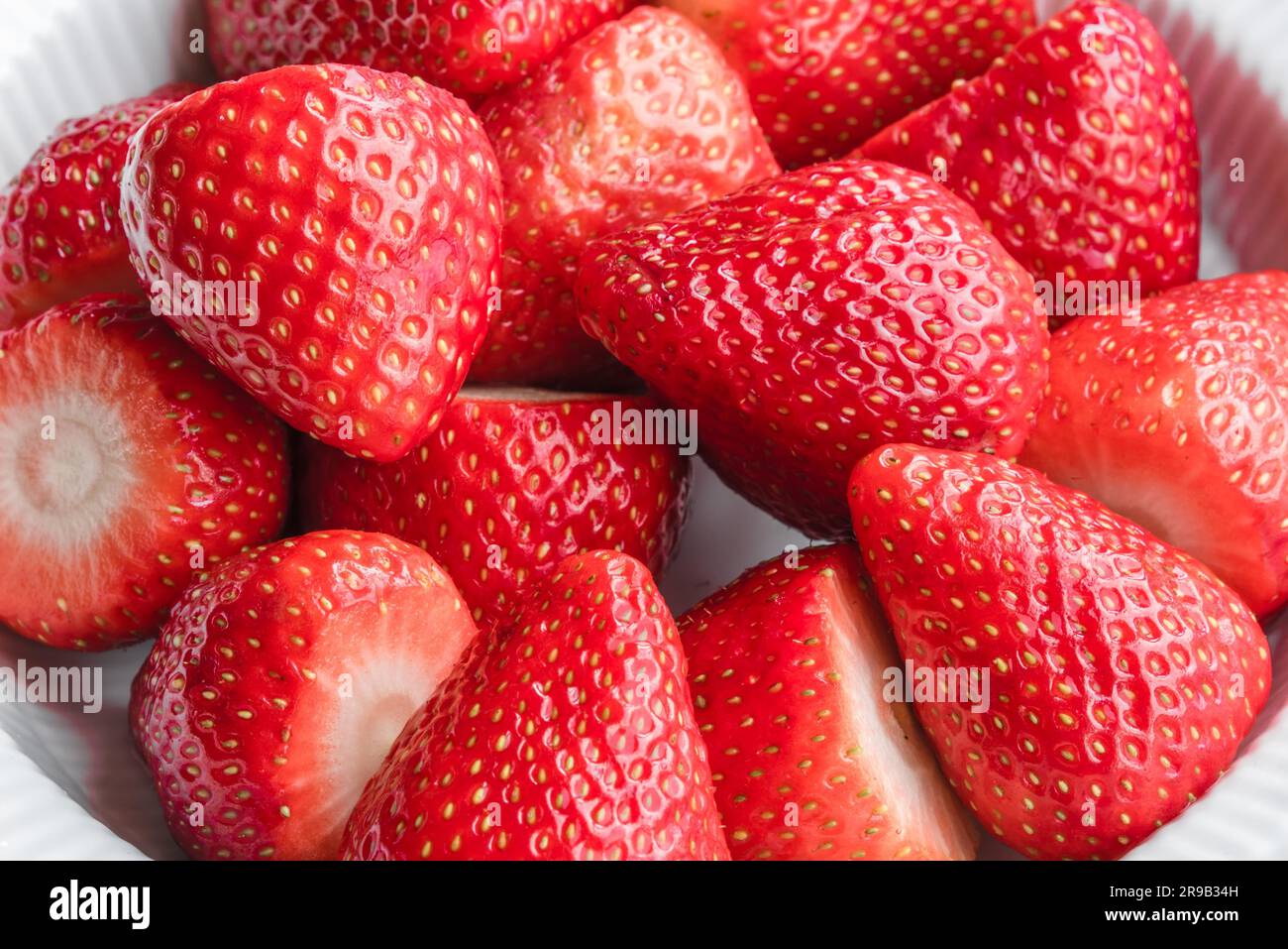 Crudo fresco Fragole in porcellana bianca piatto Foto Stock