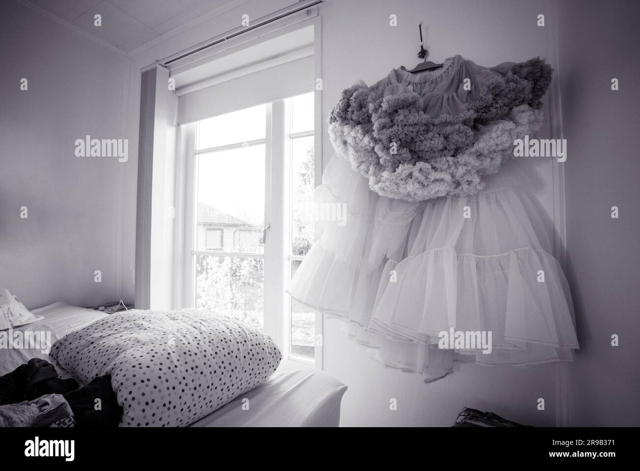 Romantico haning vestito in una camera da letto al giorno Foto Stock