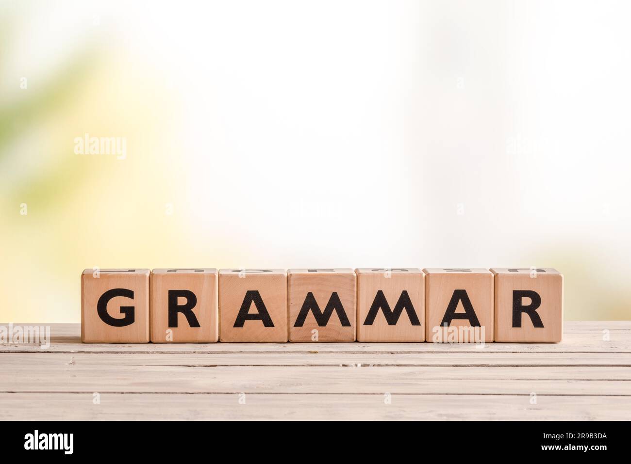 Segno di grammatica di legno su un banco di scuola Foto Stock