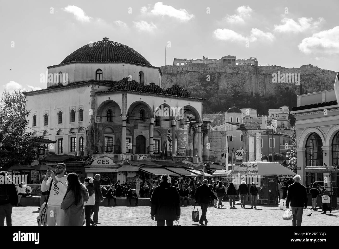 Atene, Grecia - 25 novembre 2021: Monastiraki è un quartiere del mercato delle pulci nella città vecchia di Atene, ed è uno dei principali quartieri dello shopping in Una Foto Stock