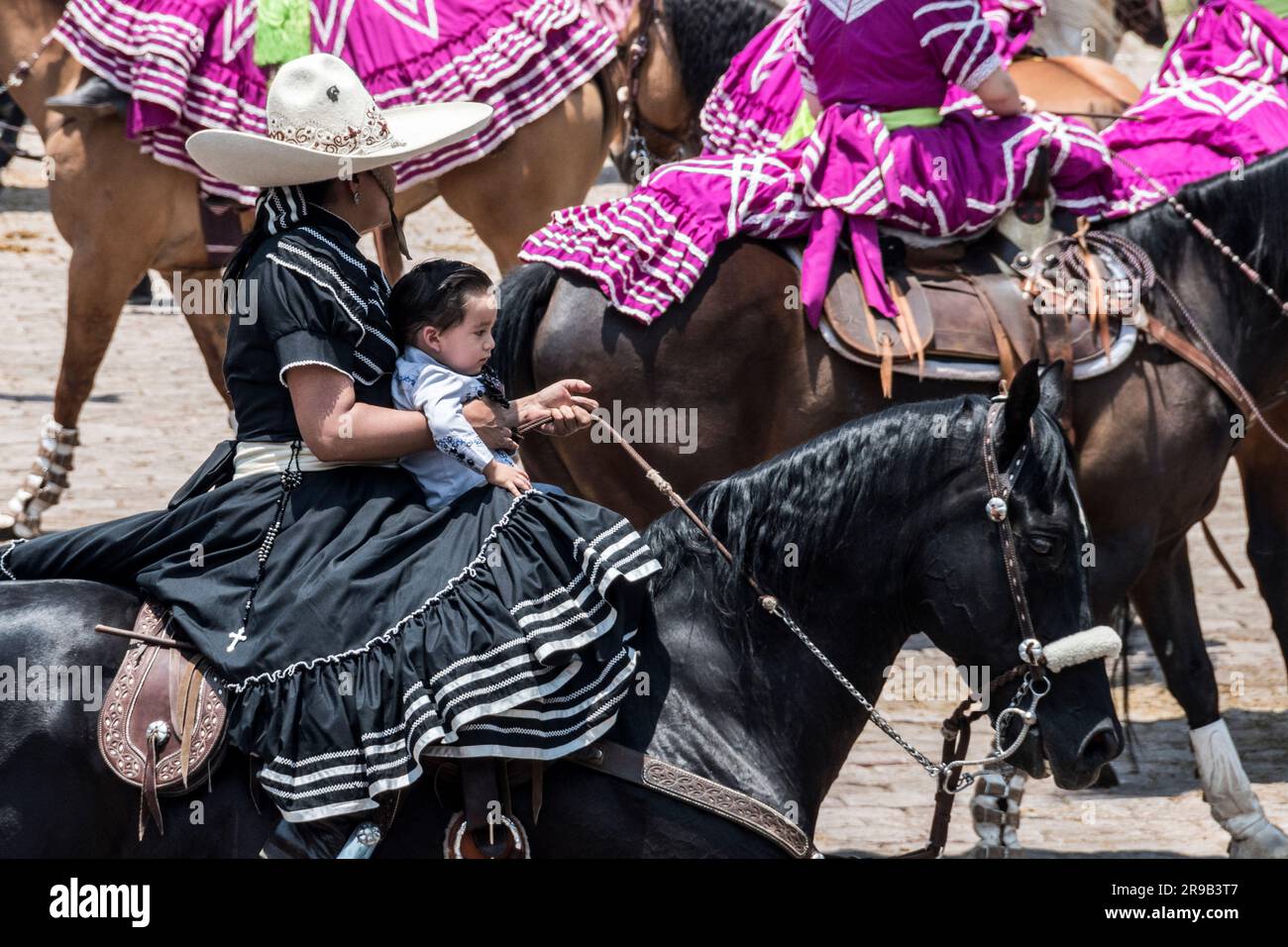 Donne concorrenti e famiglia in una Charreria tradizionale a città del Messico, Messico Foto Stock