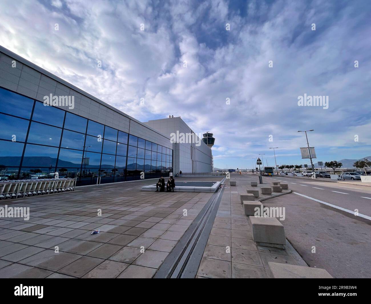 Atene, Grecia - 27 novembre 2021: L'aeroporto internazionale di Atene Eleftherios Venizelos è il più grande aeroporto internazionale della Grecia, che serve la città di Un Foto Stock