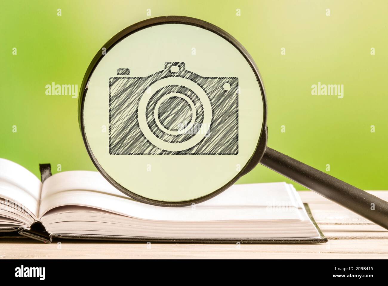 Ricerca di fotografia con un disegno a matita di una telecamera in una lente di ingrandimento Foto Stock