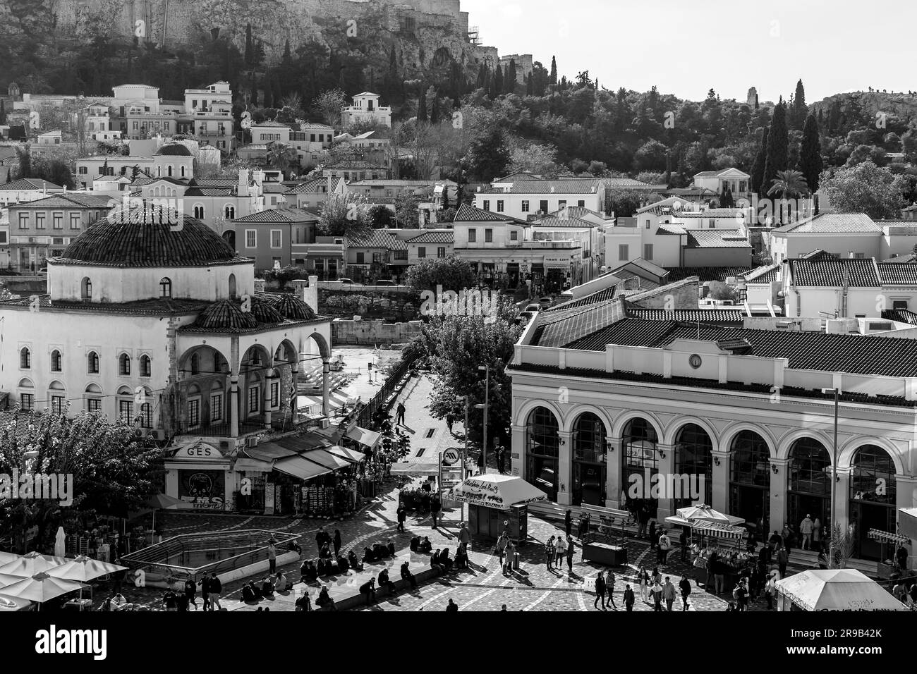 Atene, Grecia - 25 novembre 2021: Monastiraki è un quartiere del mercato delle pulci nella città vecchia di Atene, ed è uno dei principali quartieri dello shopping in Una Foto Stock