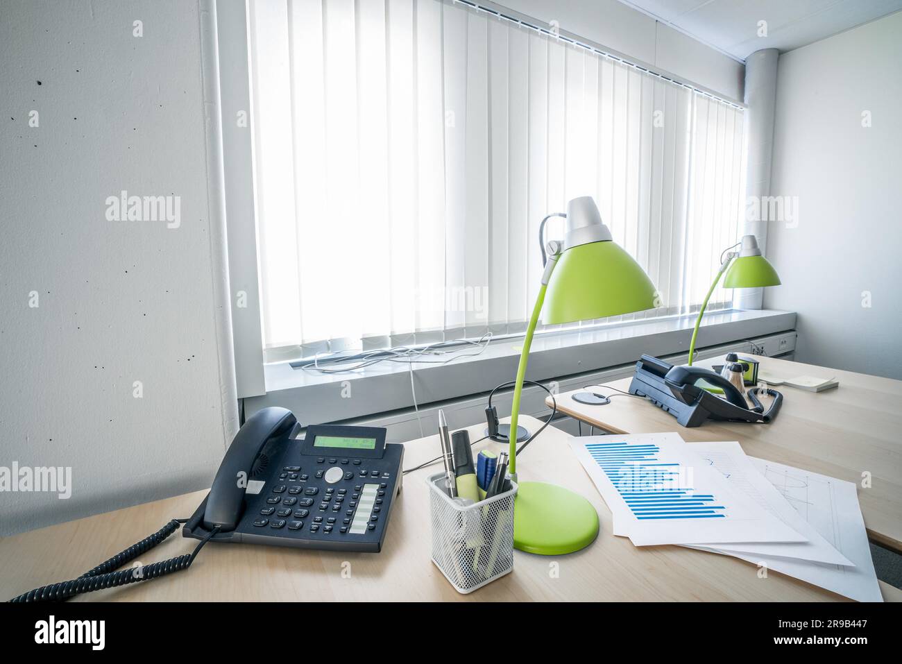 Telefono verde e lampade in un ambiente di ufficio Foto Stock
