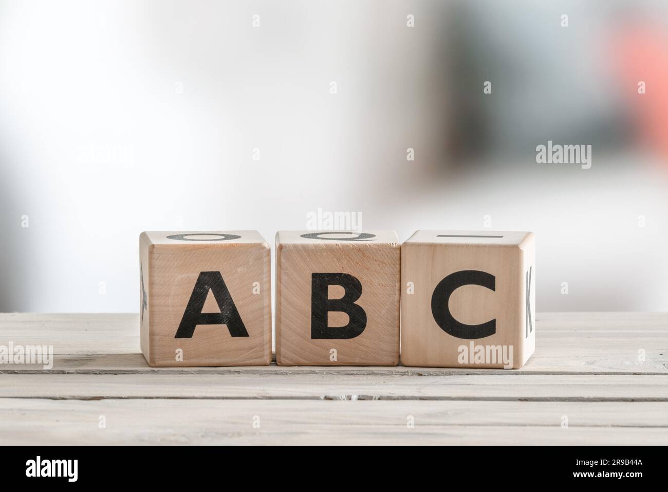 A cubetti con alfabeto lettere su un tavolo Foto Stock
