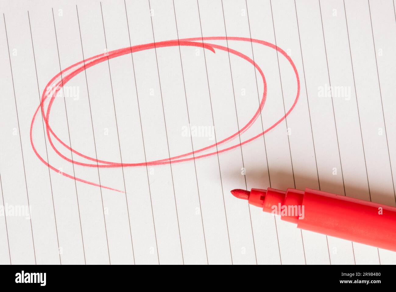 Il cerchio rosso e un marcatore su un pezzo di carta Foto Stock