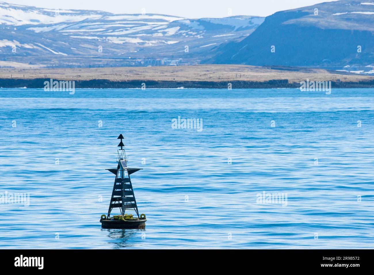 Silhouette di boa nell'oceano blu con le montagne sullo sfondo Foto Stock
