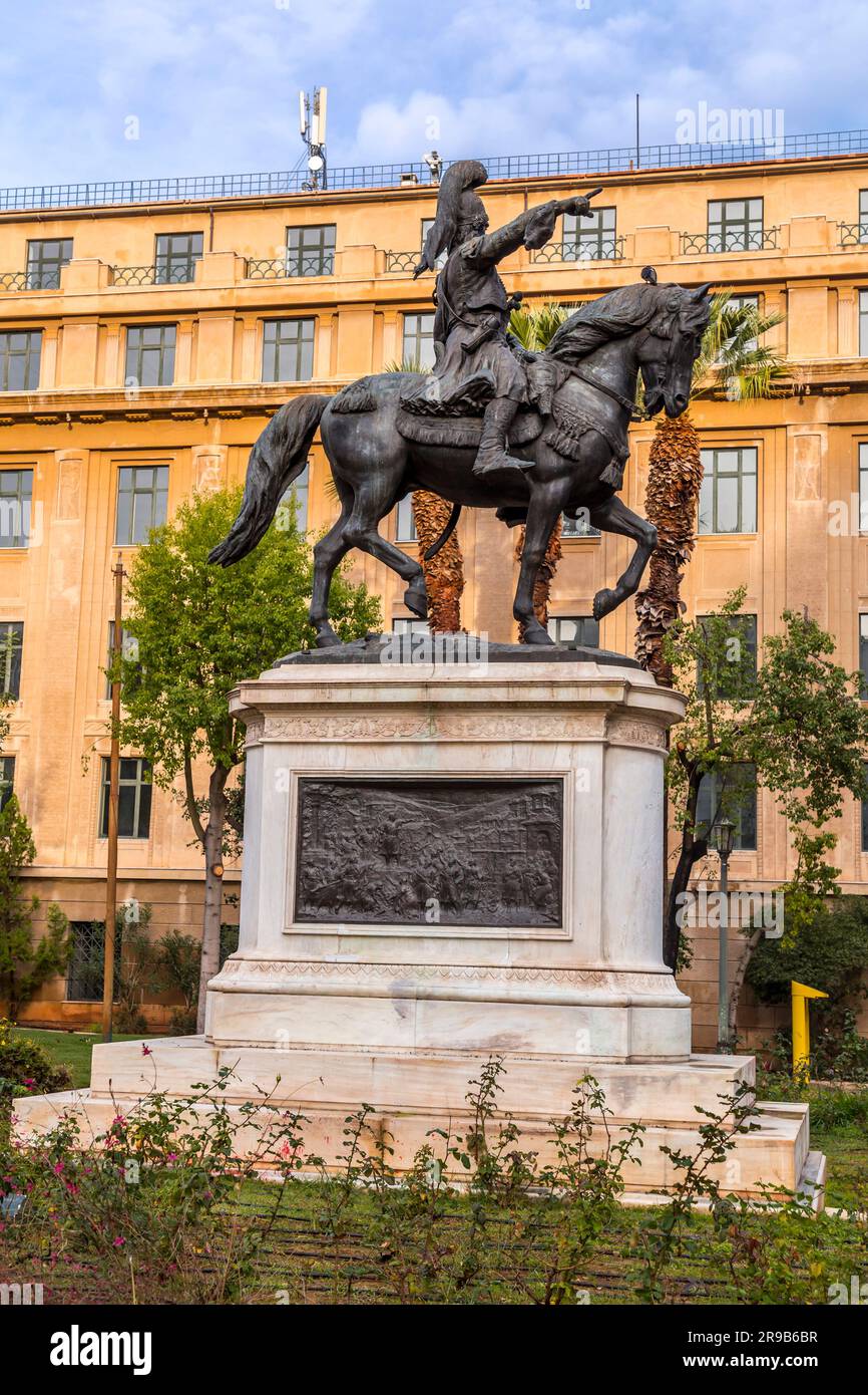 Atene, Grecia - 27 novembre 2021: Vista esterna dell'edificio del vecchio Parlamento, l'attuale Museo di storia Nazionale della Grecia, situato in Piazza Kolokotronis, Foto Stock