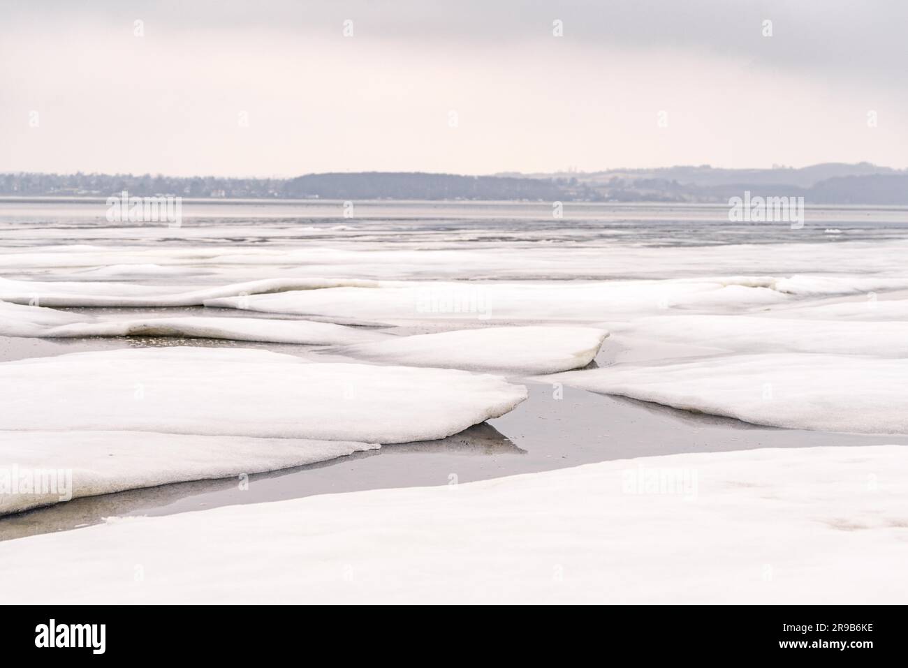 Glaçon su un lago ghiacciato in inverno nel dicembre Foto Stock