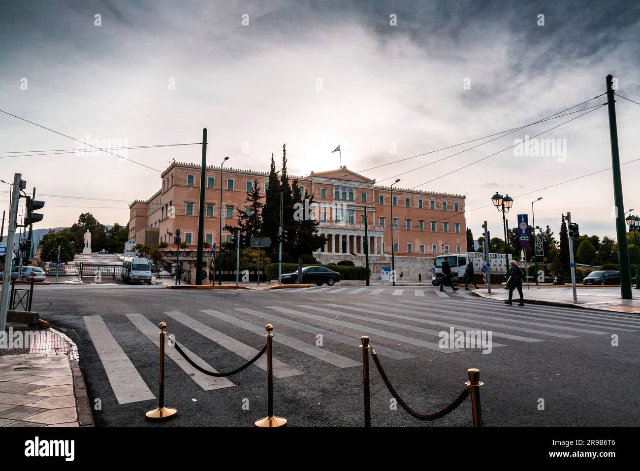 Atene, Grecia - 27 novembre 2021: Facciata anteriore dell'edificio del Parlamento ellenico in Piazza Syntagma ad Atene, la capitale greca. Foto Stock