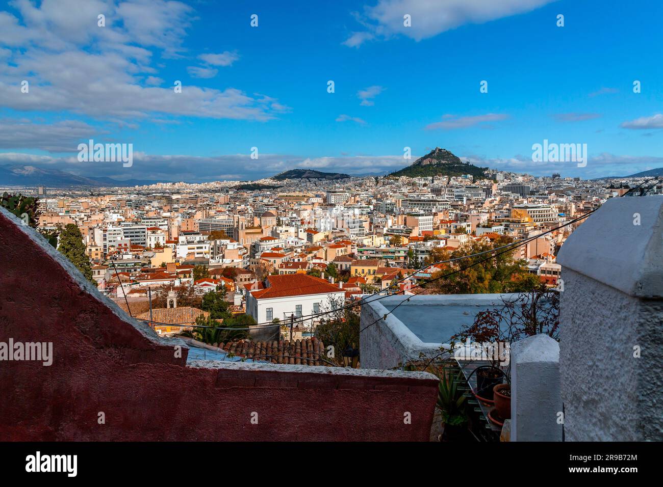 Atene, Grecia - 25 novembre 2021: Vista aerea di Atene, la capitale greca. Foto Stock
