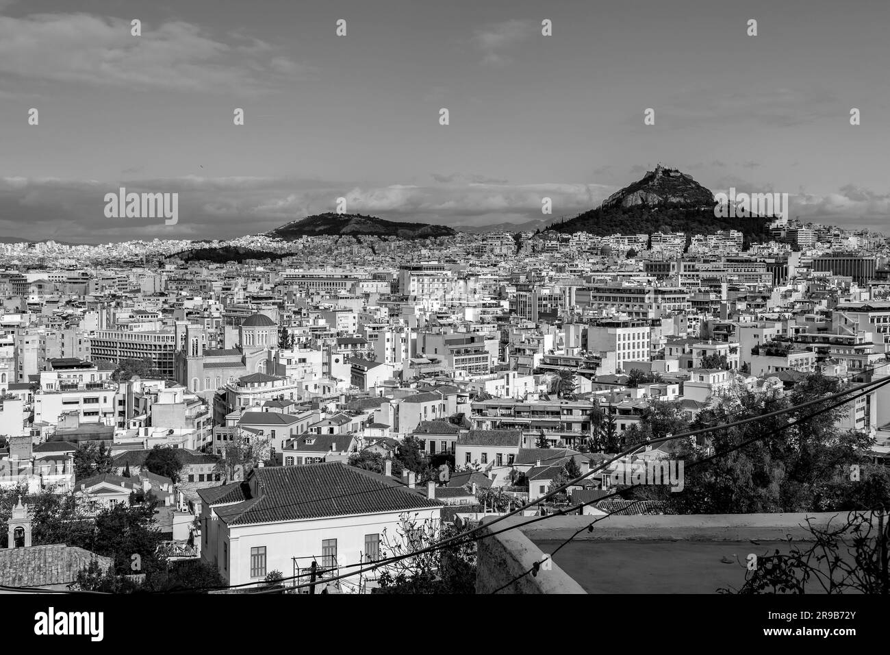 Atene, Grecia - 25 novembre 2021: Vista aerea di Atene, la capitale greca. Foto Stock