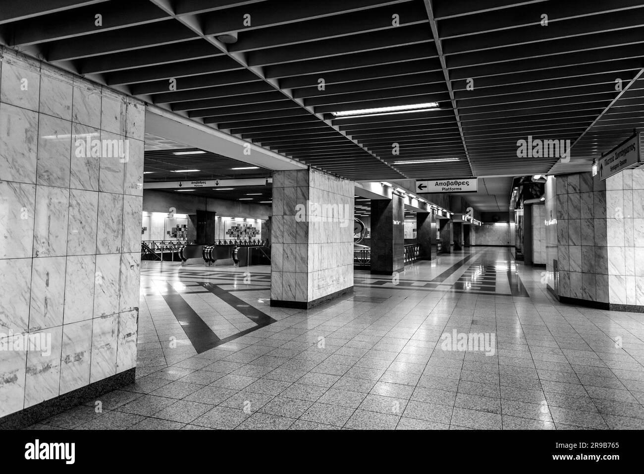 Atene, GR - 27 novembre 2021: All'interno della metropolitana di Atene. La metropolitana di Atene è un sistema di trasporto rapido in Grecia che serve l'area urbana di Atene e parte Foto Stock