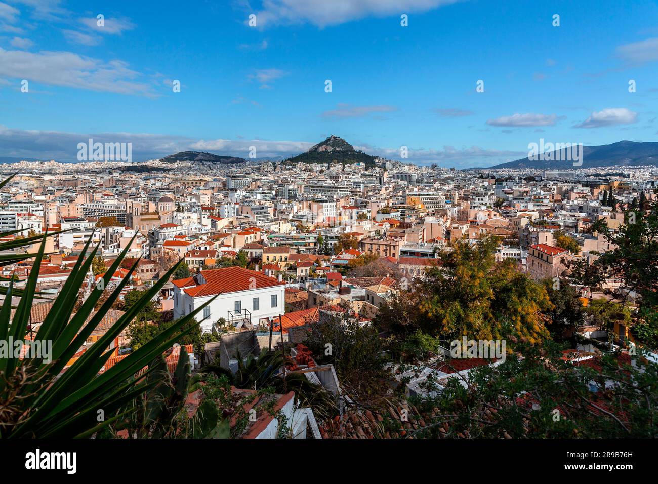 Atene, Grecia - 25 novembre 2021: Vista aerea di Atene, la capitale greca. Foto Stock