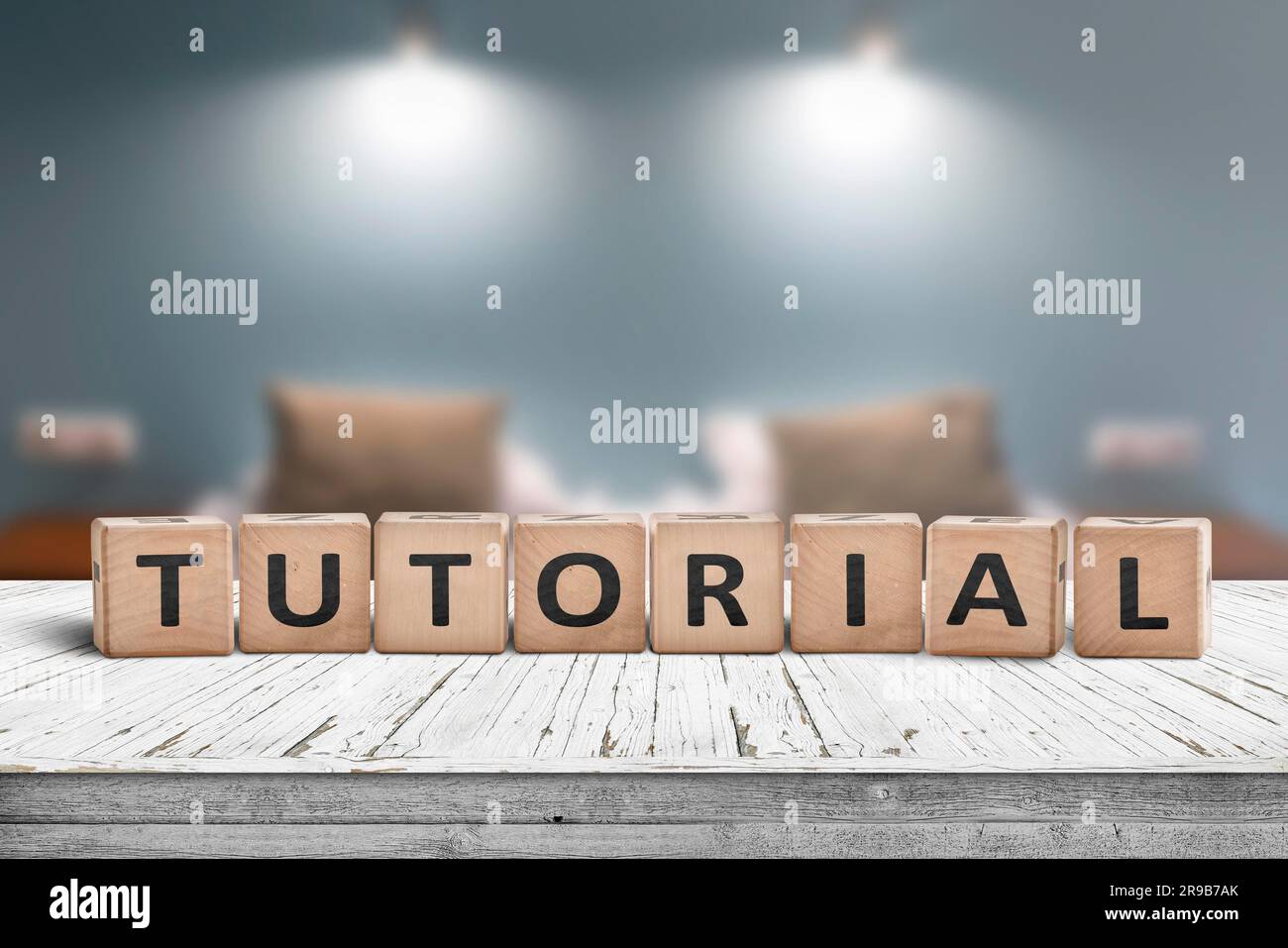 Tutorial segno su un tavolo di legno in una stanza con luci su uno sfondo sfocato Foto Stock