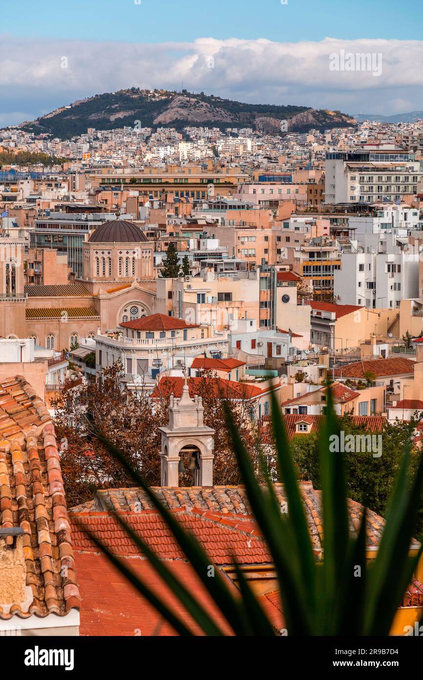 Atene, Grecia - 25 novembre 2021: Vista aerea di Atene, la capitale greca. Foto Stock
