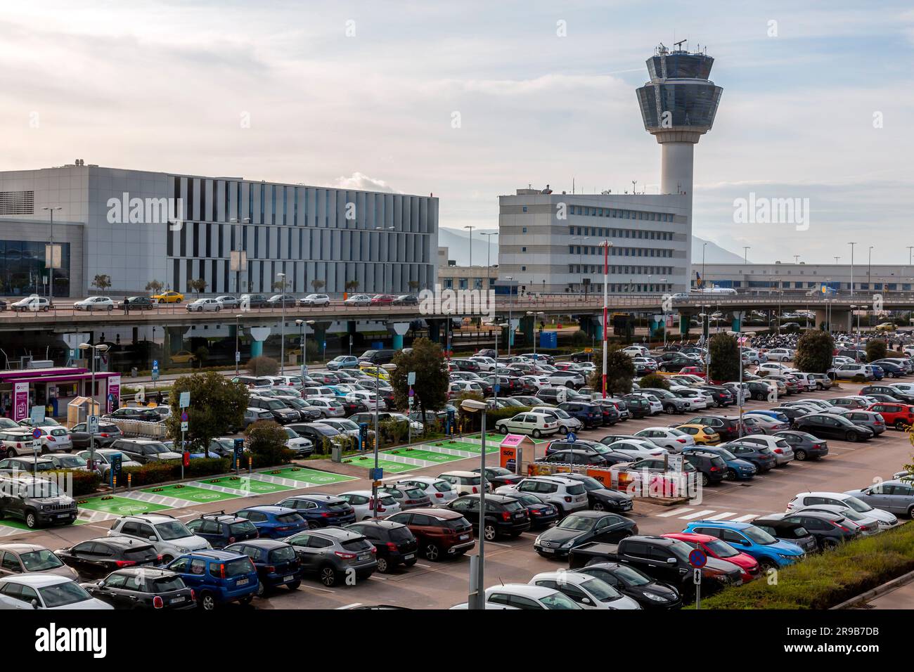 Atene, Grecia - 27 novembre 2021: L'aeroporto internazionale di Atene Eleftherios Venizelos è il più grande aeroporto internazionale della Grecia, che serve la città di Un Foto Stock