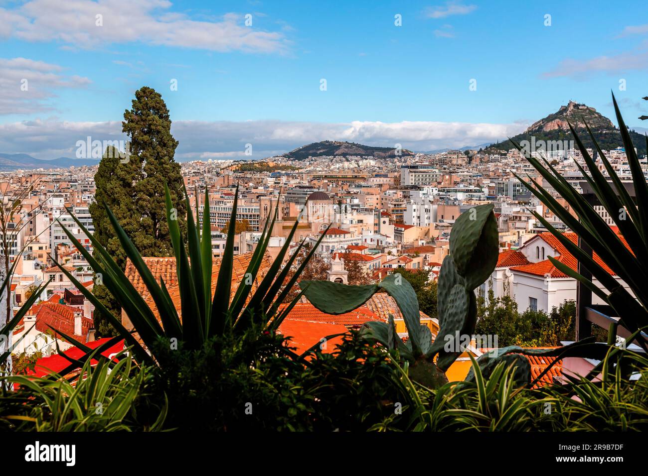 Atene, Grecia - 25 novembre 2021: Vista aerea di Atene, la capitale greca. Foto Stock