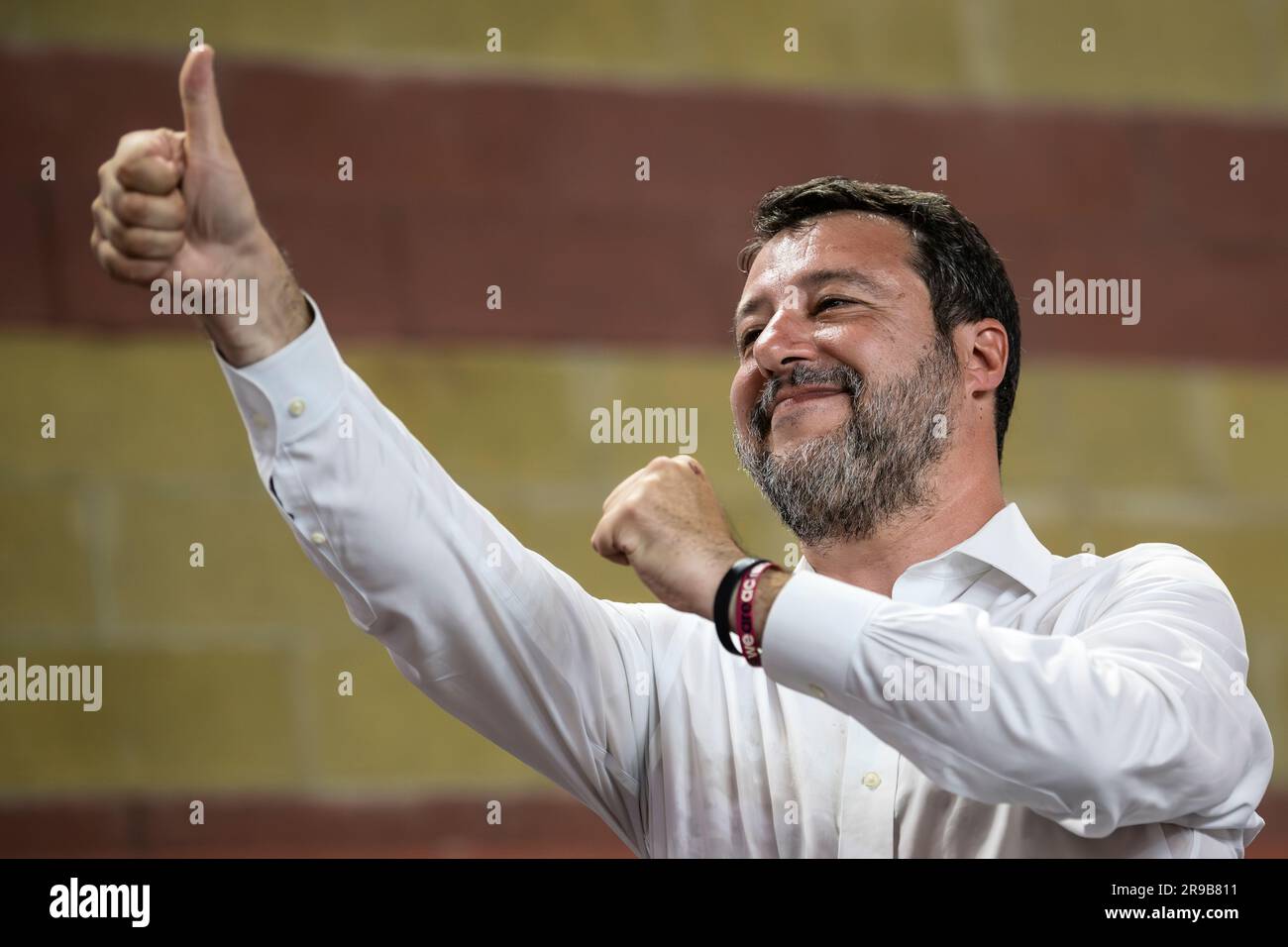 Chivasso, Italia. 25 giugno 2023. Matteo Salvini, vice primo ministro d'Italia e segretario della Lega Nord, gesti durante il congresso della Lega Nord Piemonte, sezione regionale del partito politico Lega Nord. Il congresso ha rieletto l'attuale segretario Riccardo Molinari. Crediti: Nicolò campo/Alamy Live News Foto Stock