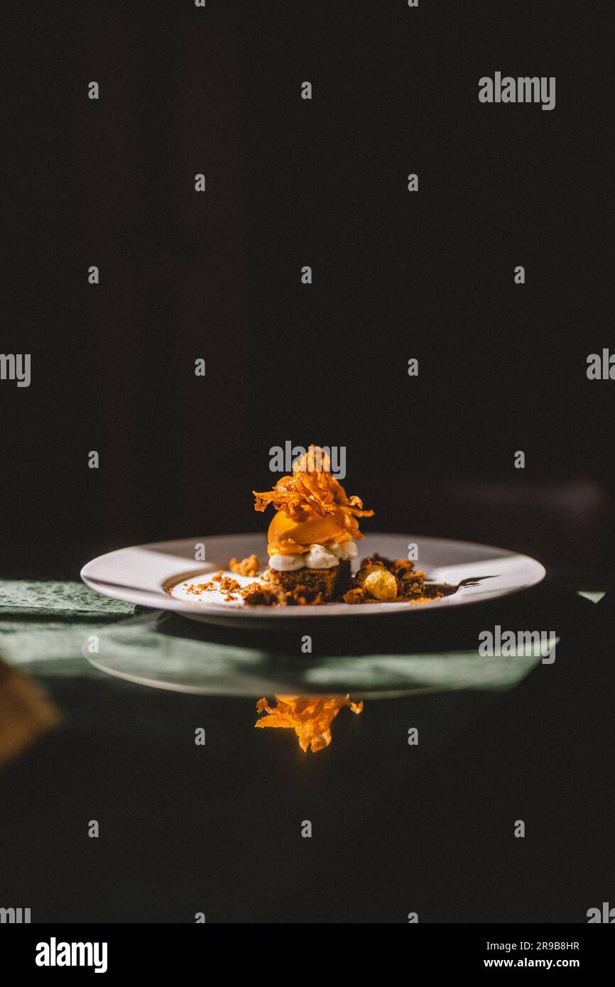 Piatto di cibo in un bel ristorante Foto Stock
