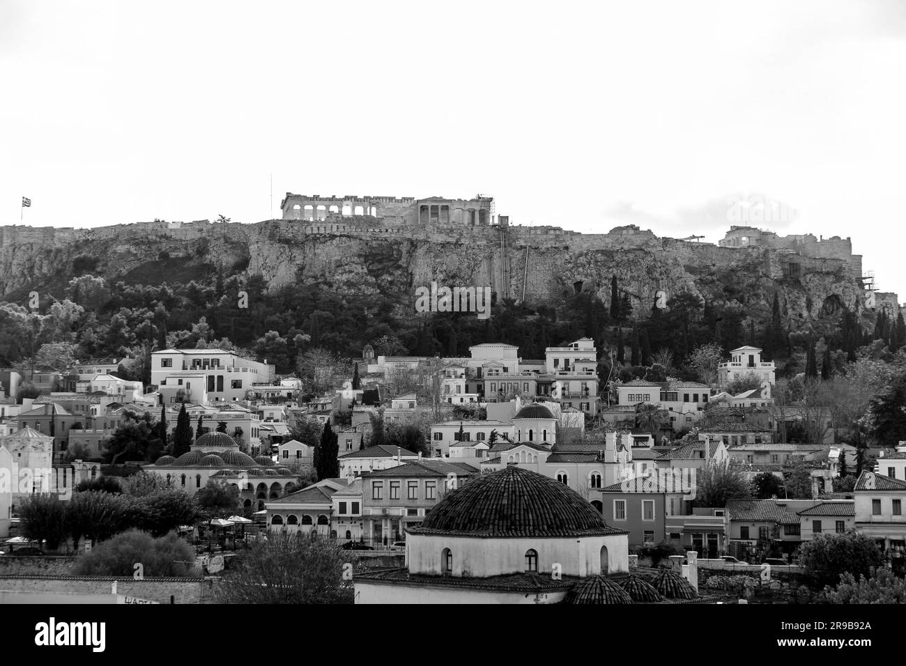 Atene, Grecia - 25 novembre 2021: Monastiraki è un quartiere del mercato delle pulci nella città vecchia di Atene, ed è uno dei principali quartieri dello shopping in Una Foto Stock