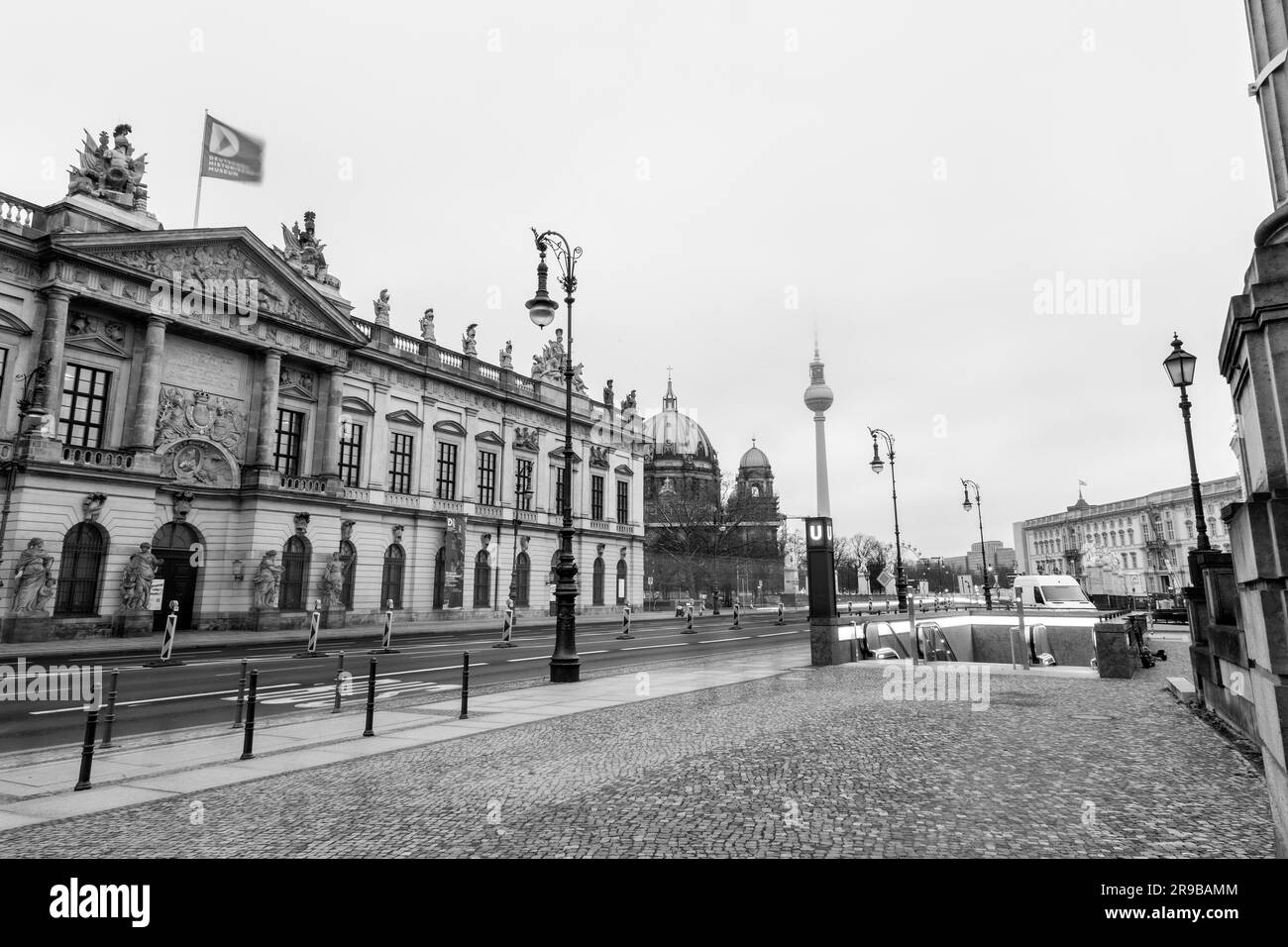 Berlino, Germania - 17 DEC 2021: Unter den Linden è un viale nel quartiere centrale di Mitte di Berlino, la capitale della Germania. Foto Stock