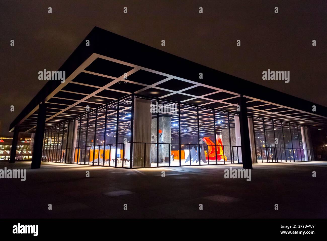 Berlino, Germania - 15 dicembre 2021: La Neue Nationalgalerie - nuova Galleria Nazionale al Kulturforum è un museo di arte moderna a Berlino, in Germania. Foto Stock