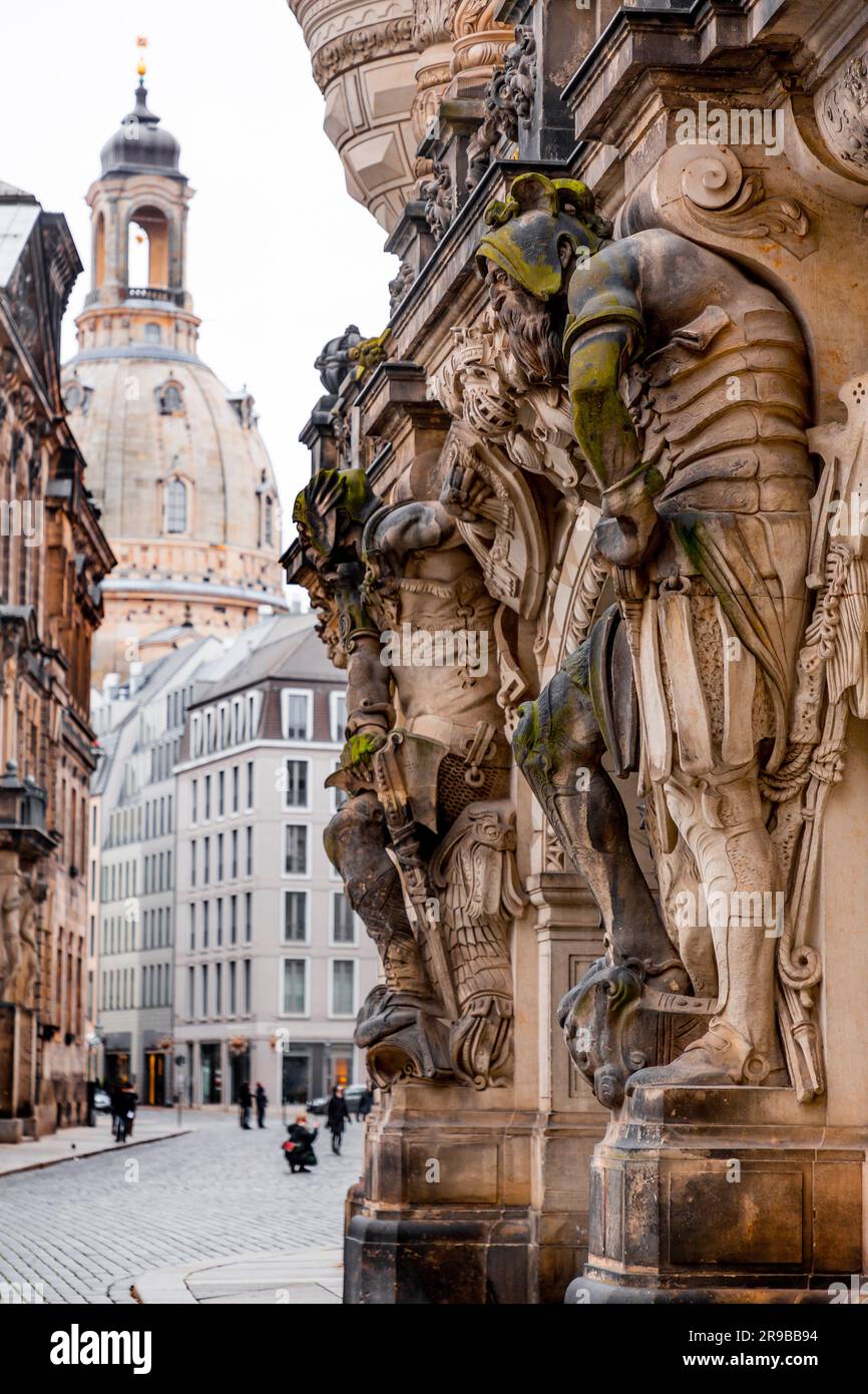 L'antica porta di Giorgio o Georgentor nella città vecchia, Altstadt di Dresda, la capitale della Sassonia, Germania. Foto Stock