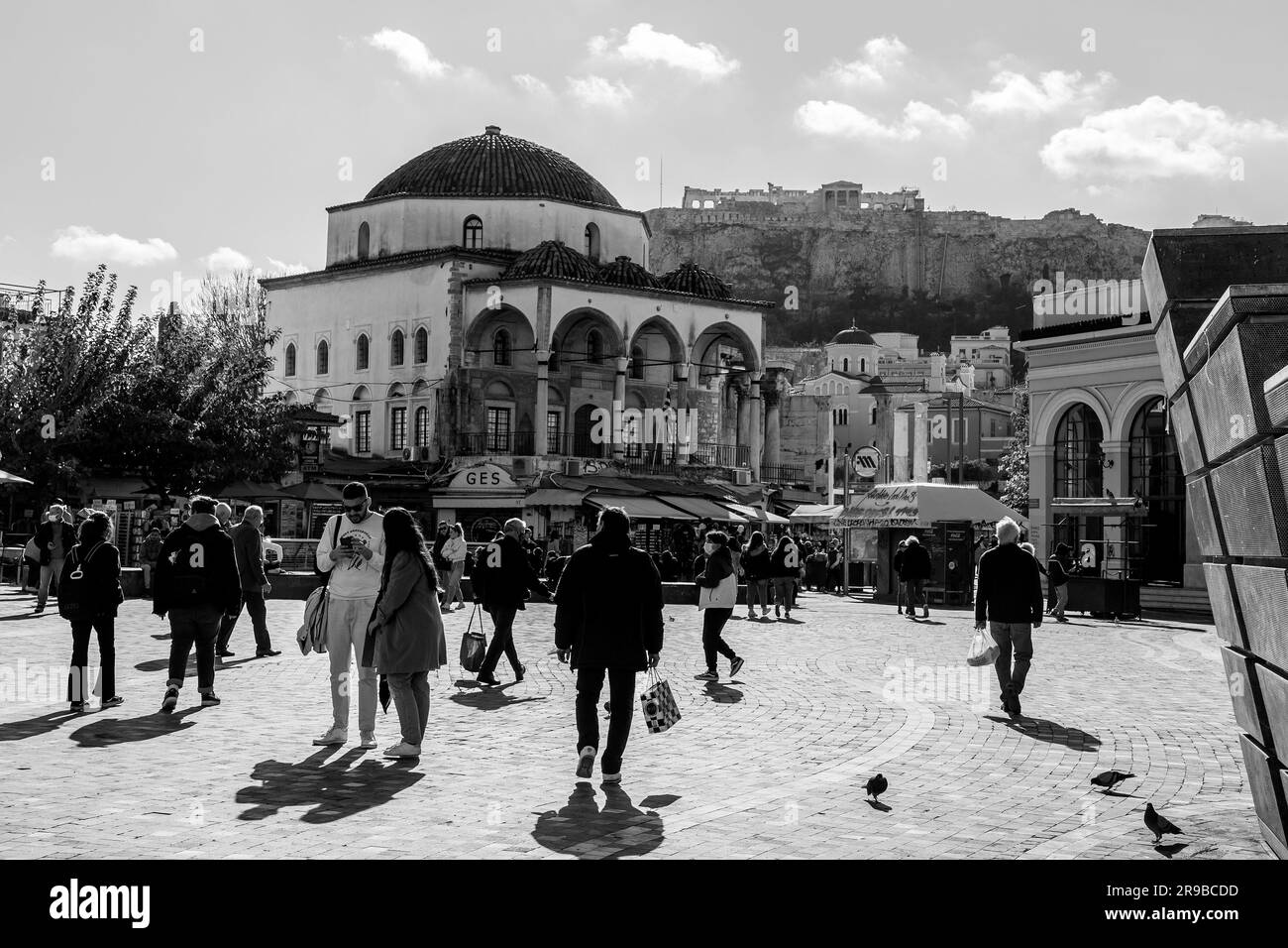 Atene, Grecia - 25 novembre 2021: Monastiraki è un quartiere del mercato delle pulci nella città vecchia di Atene, ed è uno dei principali quartieri dello shopping in Una Foto Stock