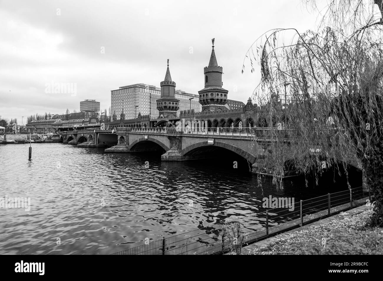 Berlino, Germania - 17 dicembre 2021: Il ponte Oberbaum è un ponte a due piani che attraversa il fiume Sprea, considerato uno dei punti di riferimento della città. Si collega Foto Stock