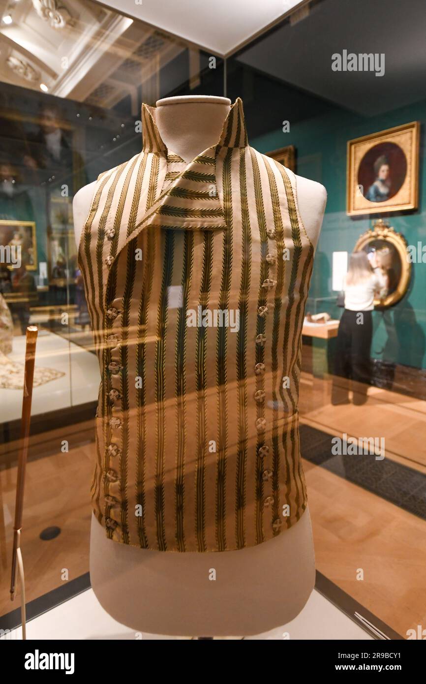 Londra, Regno Unito, 20 aprile 2023, in aprile, è stata inaugurata una nuova mostra alla Queen's Gallery di Buckingham Palace. E' tutta una questione di moda che i georgiani indossavano. Non si tratta solo dei vestiti che Royalty indossava, ma anche della società in generale. Il fulcro della mostra è il primo abito da sposa sopravvissuto della figlia di Giorgio IV, la principessa Charlotte del Galles, in mostra per la prima per oltre un decennio., Andrew Lalchan Photography/Alamy Live News Foto Stock