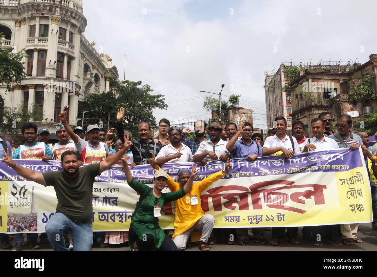 Kolkata, India. 25 giugno 2023. 25 giugno 2023, Calcutta, India: I dipendenti del governo dello Stato gridano slogan durante una manifestazione di protesta contro il governo dello Stato mentre rifiutano di aderire al dovere elettorale senza la forza centrale prima delle imminenti elezioni di Panchayat. Il 25 giugno 2023 a Calcutta, in India. (Foto di Dipa Chakraborty/ Credit: Eyepix Group/Alamy Live News Foto Stock