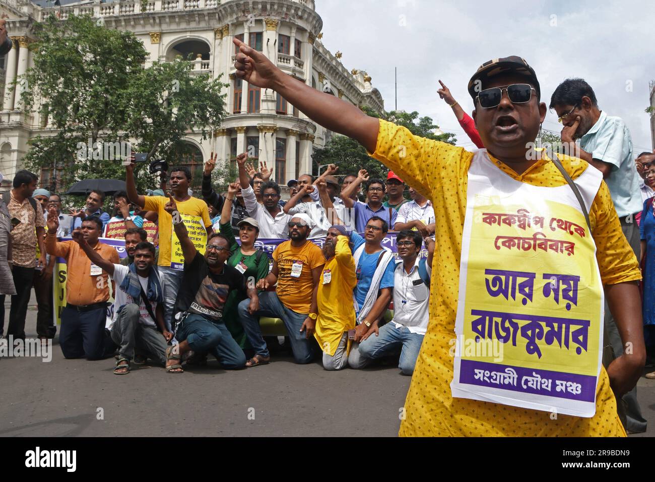 Kolkata, India. 25 giugno 2023. 25 giugno 2023, Calcutta, India: I dipendenti del governo dello Stato gridano slogan durante una manifestazione di protesta contro il governo dello Stato mentre rifiutano di aderire al dovere elettorale senza la forza centrale prima delle imminenti elezioni di Panchayat. Il 25 giugno 2023 a Calcutta, in India. (Foto di Dipa Chakraborty/ Credit: Eyepix Group/Alamy Live News Foto Stock