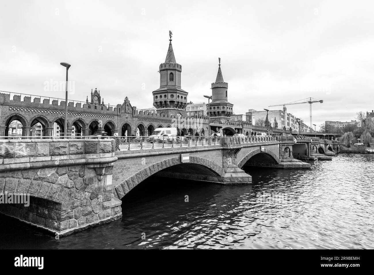 Berlino, Germania - 17 dicembre 2021: Il ponte Oberbaum è un ponte a due piani che attraversa il fiume Sprea, considerato uno dei punti di riferimento della città. Si collega Foto Stock